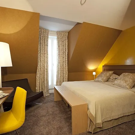 Le Manoir Du Lys 酒店