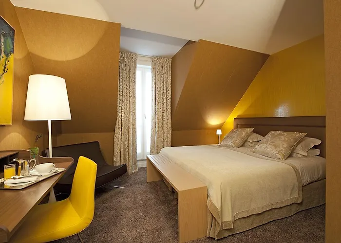 Le Manoir Du Lys Hotel